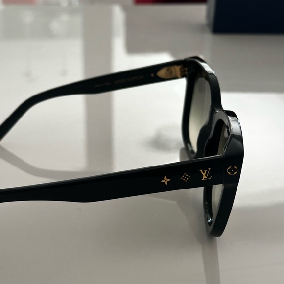 Louis Vuitton Sunglasses include box and dust bag - Picture 2 of 5